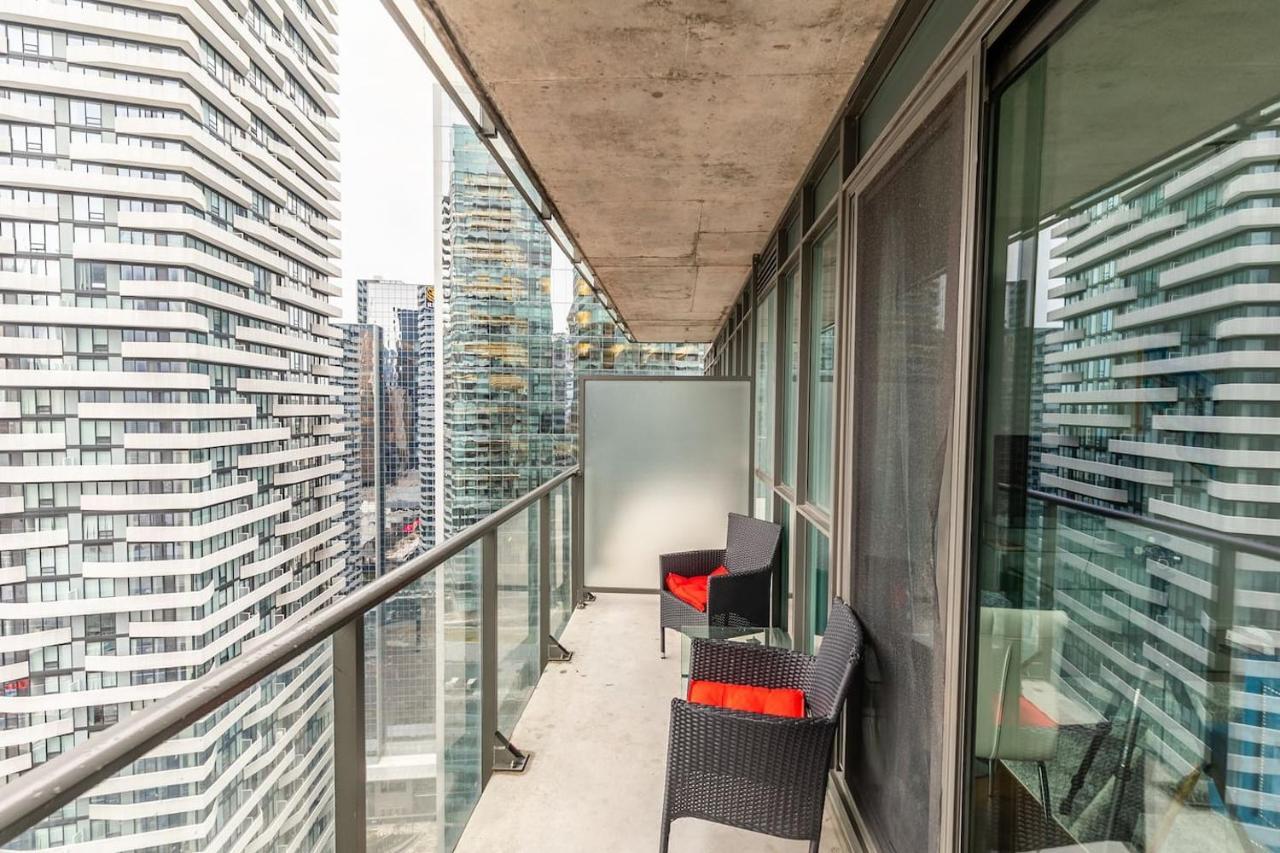 Gorgeous 1Br W/Parking Across The Scotiabank Arena Lägenhet Toronto Exteriör bild